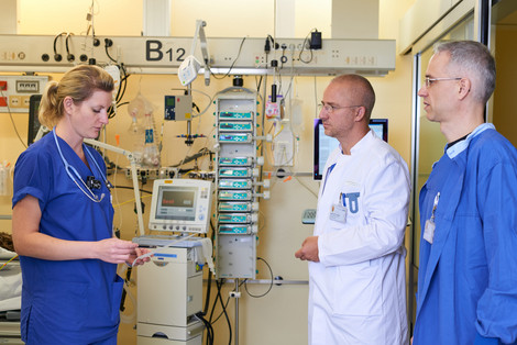 Ärztin informatiert zwei Kollegen über einen Patient